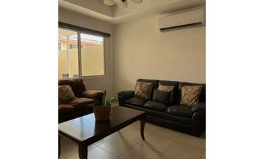 SE ALQUILA BELLA CASA AMUEBLADA EN COMPLEJO RESIDENCIAL