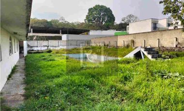 Terreno a pie de  carretera con 1809m2 en venta. Coatepec