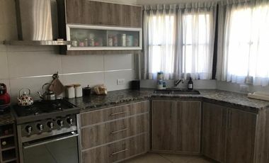 Chalet de 4 Ambientes ubicado a 350 metros de la estación de trenes.