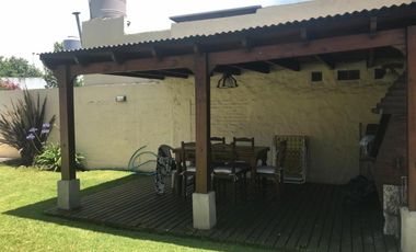 Chalet de 4 Ambientes ubicado a 350 metros de la estación de trenes.