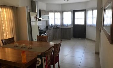 Chalet de 4 Ambientes ubicado a 350 metros de la estación de trenes.