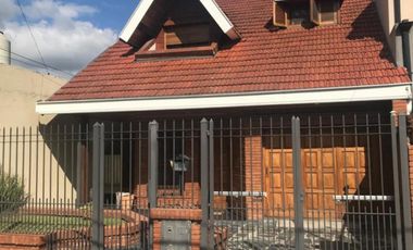 Chalet de 4 Ambientes ubicado a 350 metros de la estación de trenes.