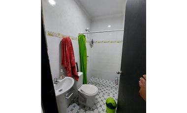 SE VENDE CASA DE DOS NIVELES EN BARRIO MOCARI