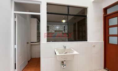 Venta De Duplex Tipo Casa Primer Piso  En Calle Cerrada En Los Cedros De Villa