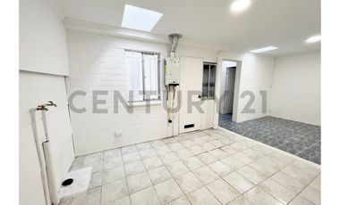 Oportunidad única! Casa con potencial comercial y excelente distribución