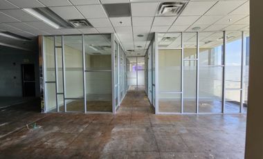 Oficina semi acondicionada en renta de 2,060m2 Torre A+ zona centro Mty
