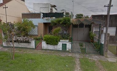 Casa venta 2 dormitorios 2 baños 2 cocheras patio y parrilla 250 mts2 - Berisso