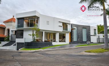 Casa en Venta de Lujo en Puerta de Hierro con Elevador y Cine