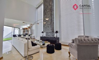 Casa en Venta de Lujo en Puerta de Hierro con Elevador y Cine