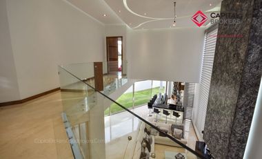 Casa en Venta de Lujo en Puerta de Hierro con Elevador y Cine