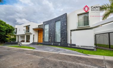 Casa en Venta de Lujo en Puerta de Hierro con Elevador y Cine