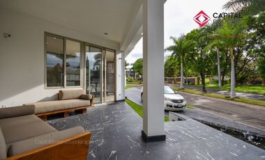 Casa en Venta de Lujo en Puerta de Hierro con Elevador y Cine
