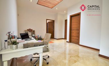 Casa en Venta de Lujo en Puerta de Hierro con Elevador y Cine