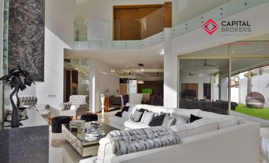 Casa en Venta de Lujo en Puerta de Hierro con Elevador y Cine