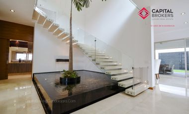 Casa en Venta de Lujo en Puerta de Hierro con Elevador y Cine