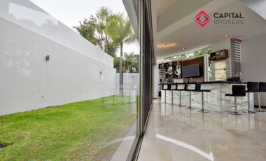 Casa en Venta de Lujo en Puerta de Hierro con Elevador y Cine
