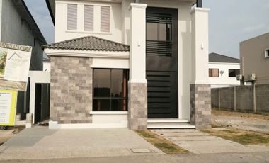 En Venta Hermosa, Moderna y Amplia Casa en Isla Celeste