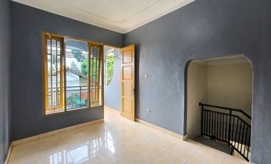 Rumah LT 184 SHM 7 Menit ke Kebayoran Park Mall Siap KPR  J-42274