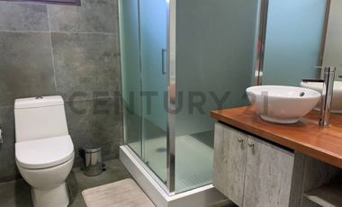 Moderna casa en la Puntilla con vista al lago