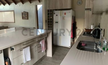 Moderna casa en la Puntilla con vista al lago