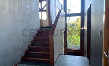 Moderna casa en la Puntilla con vista al lago