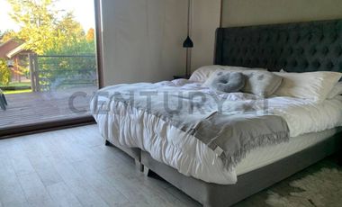 Moderna casa en la Puntilla con vista al lago