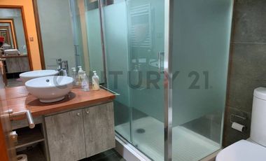 Moderna casa en la Puntilla con vista al lago