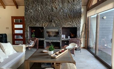 Moderna casa en la Puntilla con vista al lago