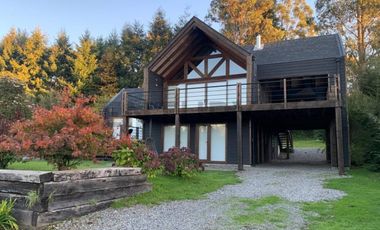 Moderna casa en la Puntilla con vista al lago