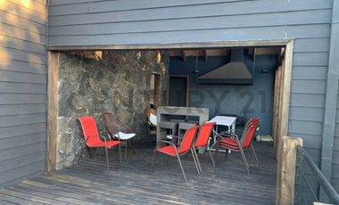 Moderna casa en la Puntilla con vista al lago