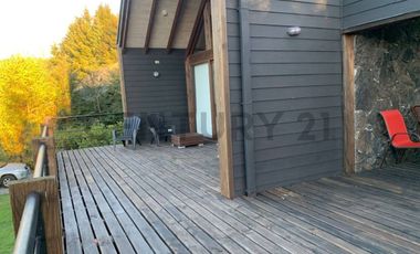 Moderna casa en la Puntilla con vista al lago