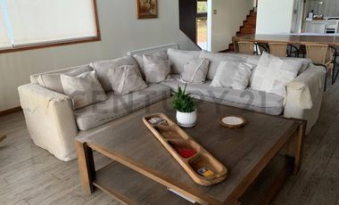 Moderna casa en la Puntilla con vista al lago