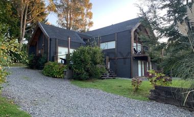 Moderna casa en la Puntilla con vista al lago