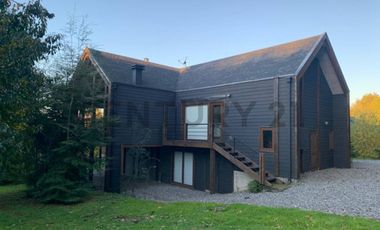 Moderna casa en la Puntilla con vista al lago