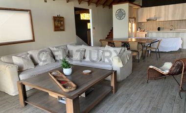 Moderna casa en la Puntilla con vista al lago