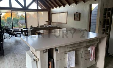 Moderna casa en la Puntilla con vista al lago