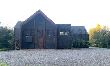 Moderna casa en la Puntilla con vista al lago