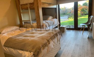 Moderna casa en la Puntilla con vista al lago