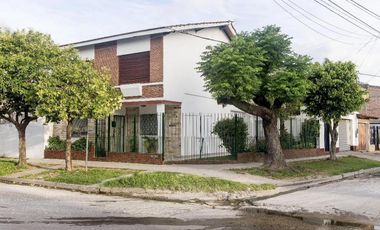 Casa 6 ambientes y 2 cocheras en Quilmes