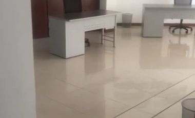 oficina en arriendo/venta en pinares. Cod A5710