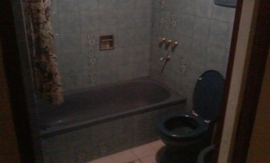 VILLA BALLESTER. PH FRENTE 3 AMBIENTES, 2 DORMITORIOS, COCINA-COMEDOR, BAÑO, PATIO INTERNO CON LAVADERO. TERRAZA CON QUINCHO UBICADO EN MITRE Y CUBA P
