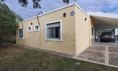 VENTA CASA 2 dorm. pileta vista coch AGUA DE ORO