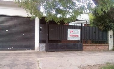 VENTA DE CASA 4 AMBIENTES CON PILETA - SOBRE AVENIDA RAMON SANTAMARINA - MONTE GRANDE