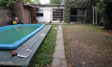 VENTA DE CASA 4 AMBIENTES CON PILETA - SOBRE AVENIDA RAMON SANTAMARINA - MONTE GRANDE