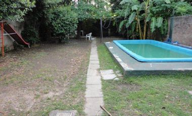 VENTA DE CASA 4 AMBIENTES CON PILETA - SOBRE AVENIDA RAMON SANTAMARINA - MONTE GRANDE