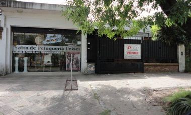VENTA DE CASA 4 AMBIENTES CON PILETA - SOBRE AVENIDA RAMON SANTAMARINA - MONTE GRANDE