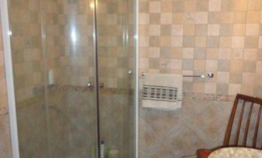 VENTA DE CASA 4 AMBIENTES CON PILETA - SOBRE AVENIDA RAMON SANTAMARINA - MONTE GRANDE