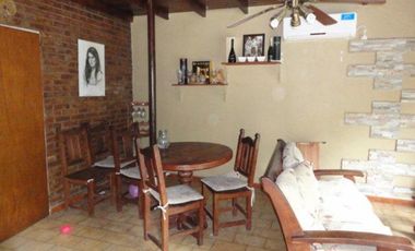 VENTA DE CASA 4 AMBIENTES CON PILETA - SOBRE AVENIDA RAMON SANTAMARINA - MONTE GRANDE