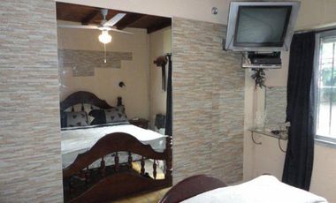VENTA DE CASA 4 AMBIENTES CON PILETA - SOBRE AVENIDA RAMON SANTAMARINA - MONTE GRANDE