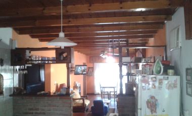 Chalet ubicado a 400 metros de la  avenida Tomás Espora y a 200 metros de calle Alsina.